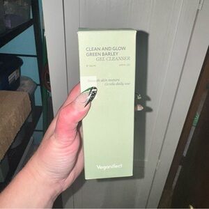 Green barley gel cleanser